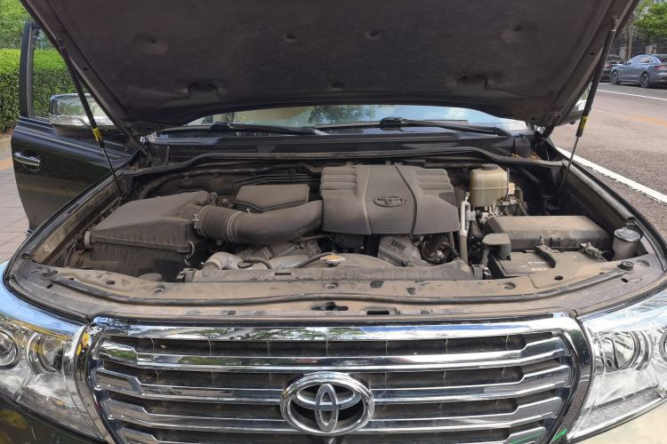Used Toyota Land Cruiser  Engine Bay
