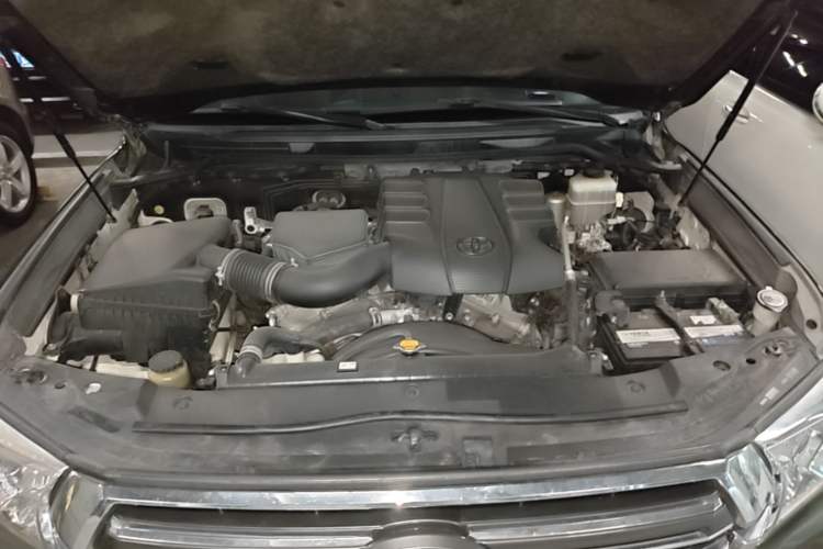 Used Toyota Land Cruiser 2016 4.0L GX 5-Seater U.S. Specification Engine Bay