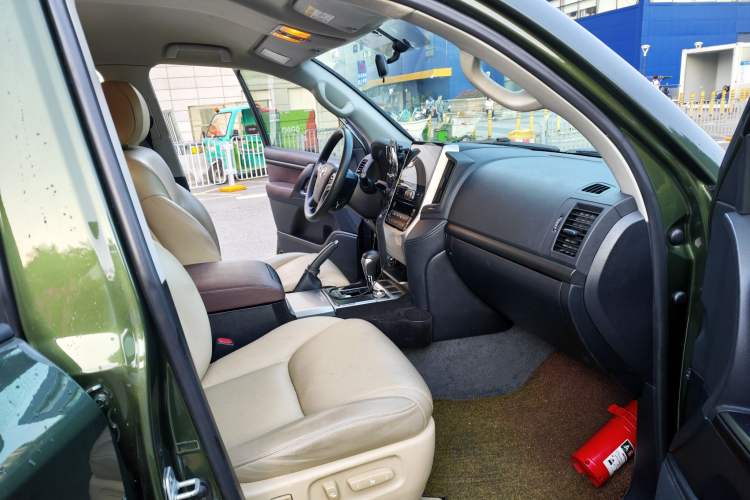 Used Toyota Land Cruiser 2016 4.0L GX 5-Seater U.S. Specification Interior 5