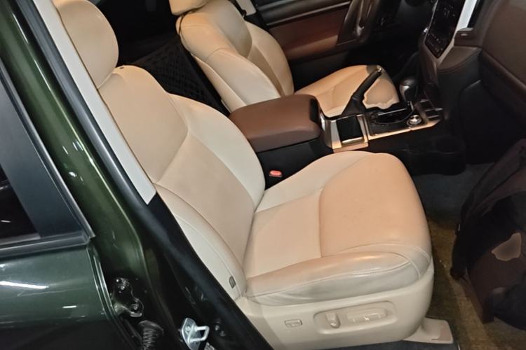 Used Toyota Land Cruiser 2016 4.0L GX 5-Seater U.S. Specification Right Front Seat
