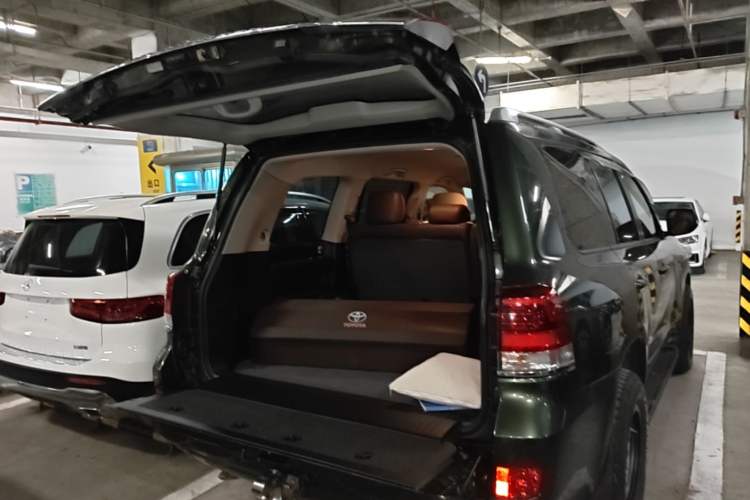 Used Toyota Land Cruiser 2016 4.0L GX 5-Seater U.S. Specification Trunk