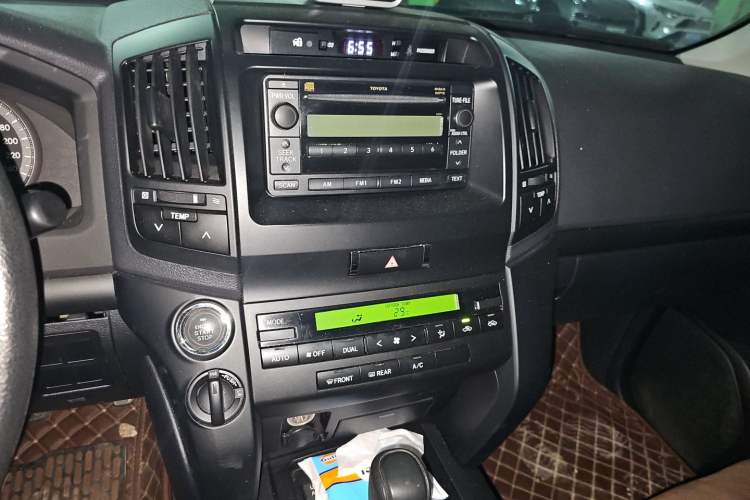 Used Toyota Land Cruiser 2016 4.0L Automatic VX-R Audio And AC Panel