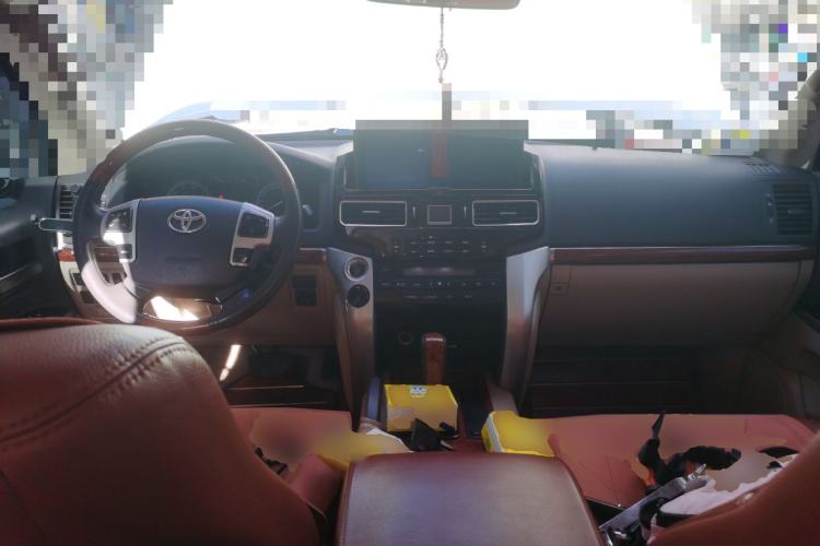 Used Toyota Land Cruiser 2016 4.0L Gasoline 8-Seater Middle East Version Center Console
