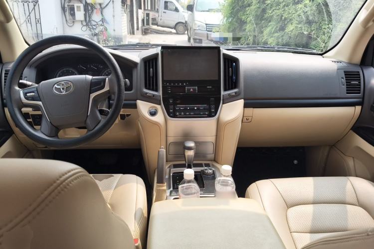 Used Toyota Land Cruiser 2016 4.0 GX-R Dual Fuel Dual Differential – Middle East Center Console