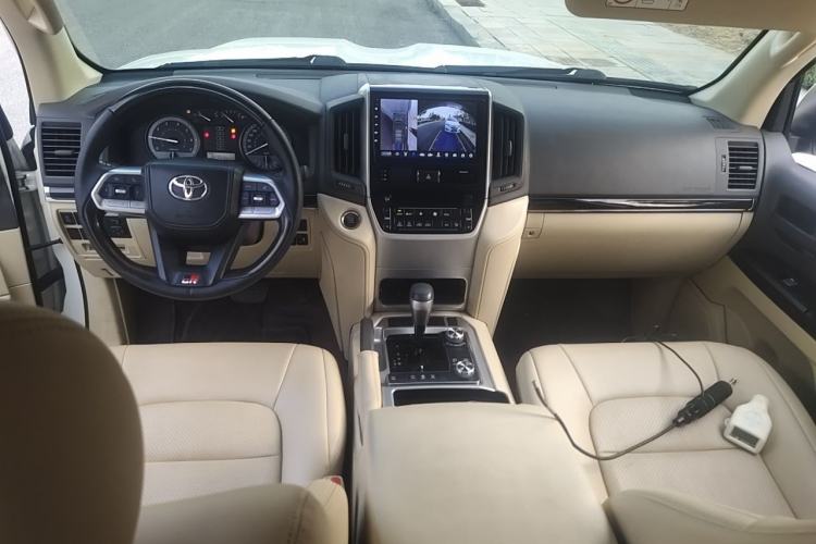 Used Toyota Land Cruiser 2016 4.0 GX-R Dual Fuel Dual Differential – Middle East Center Console