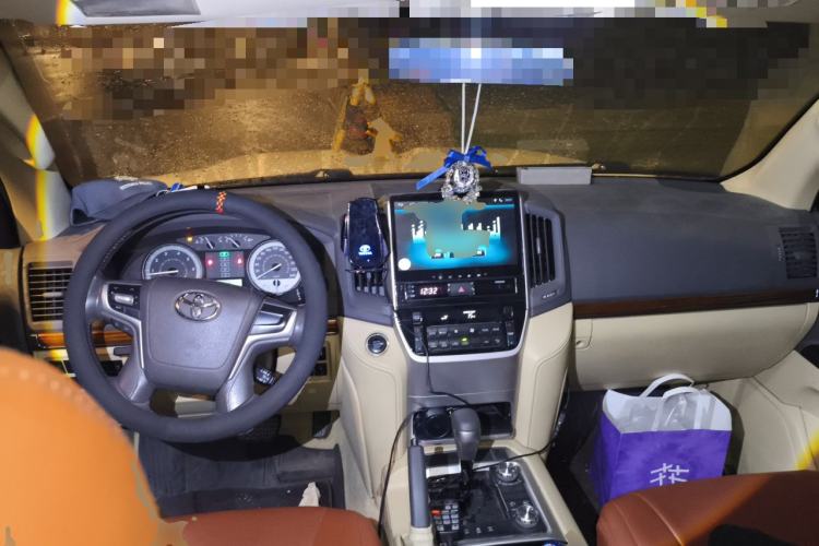 Used Toyota Land Cruiser 2016 4.0 GX-R Dual Fuel Dual Differential – Middle East Center Console