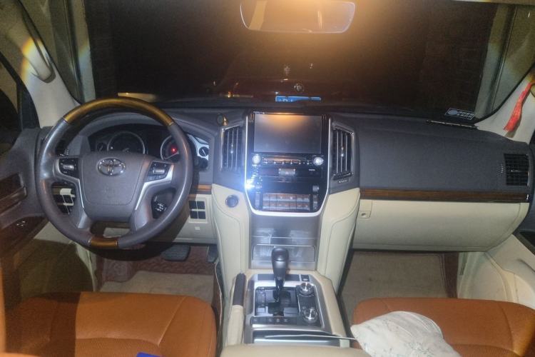 Used Toyota Land Cruiser 2016 5.7L Automatic/Manual Transmission EX-R Middle East Center Console