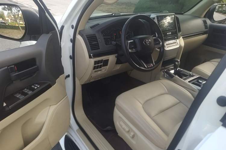 Used Toyota Land Cruiser 2016 4.0 GX-R Dual Fuel Dual Differential – Middle East Driver Seat