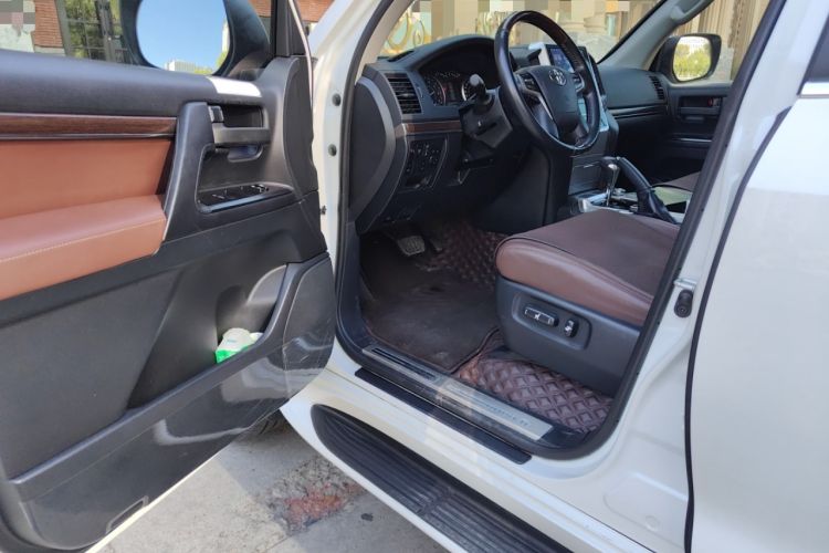 Used Toyota Land Cruiser 2016 4.0L GX-R Eight-Cylinder Dual Differential – Middle East Driver Seat