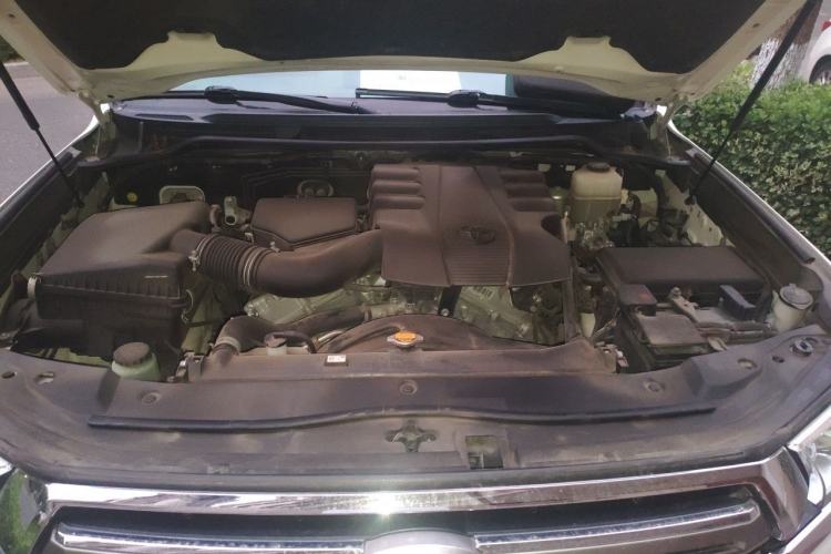 Used Toyota Land Cruiser  Engine Bay