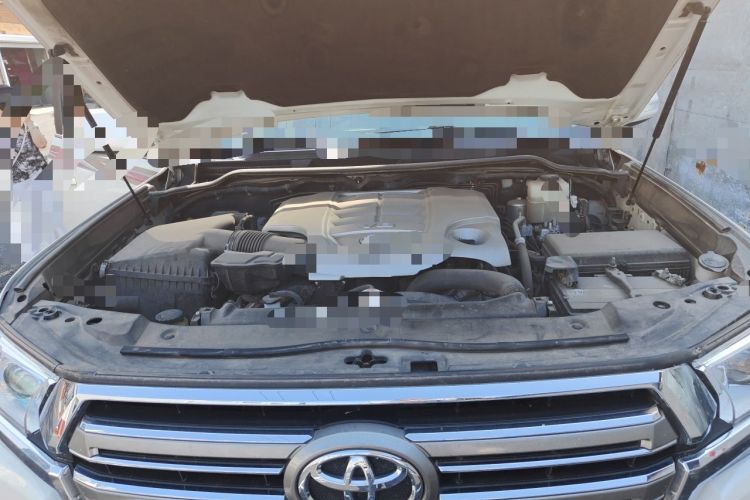 Used Toyota Land Cruiser  Engine Bay