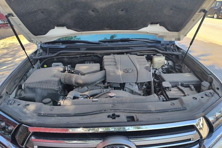 Used Toyota Land Cruiser  Engine Bay