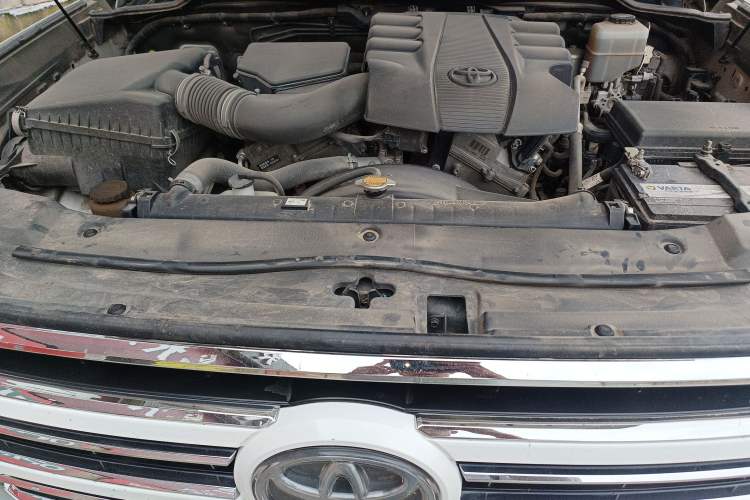 Used Toyota Land Cruiser 2016 4.0 GX-R Dual Fuel Dual Differential – Middle East Engine Bay