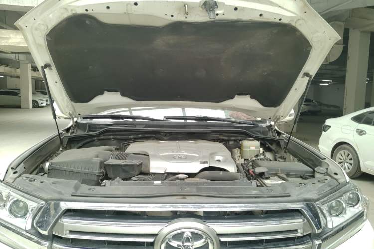 Used Toyota Land Cruiser  Engine Bay