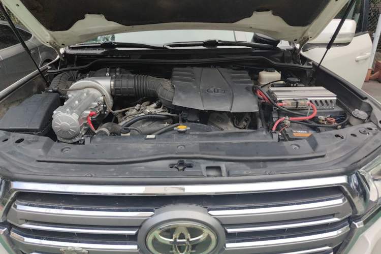 Used Toyota Land Cruiser  Engine Bay