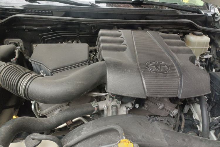 Used Toyota Land Cruiser  Engine Bay