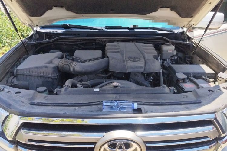 Used Toyota Land Cruiser  Engine Bay