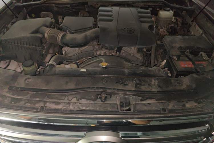 Used Toyota Land Cruiser  Engine Bay