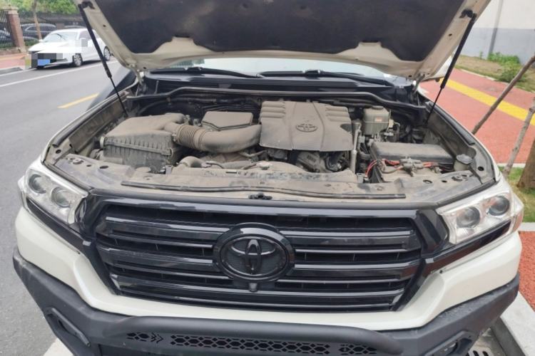 Used Toyota Land Cruiser  Engine Bay