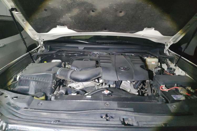 Used Toyota Land Cruiser 2016 4.0L Automatic GX-R Engine Bay