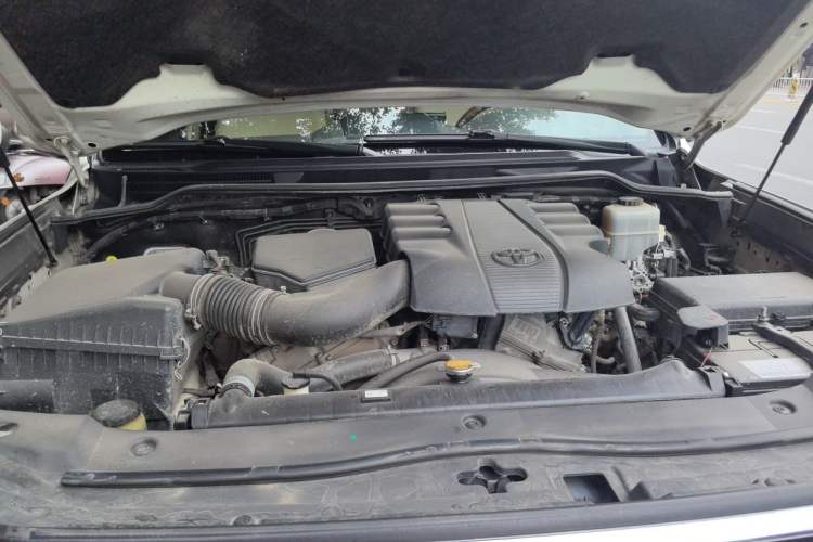 Used Toyota Land Cruiser 2016 4.0L Automatic GX-R Engine Bay