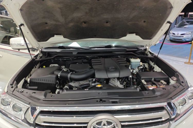 Used Toyota Land Cruiser  Engine Bay