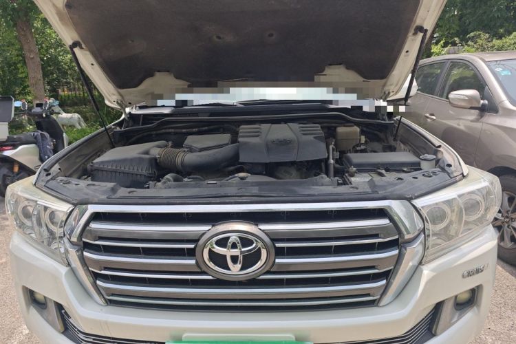 Used Toyota Land Cruiser  Engine Bay