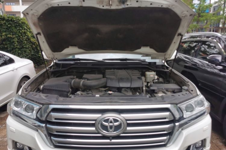 Used Toyota Land Cruiser  Engine Bay
