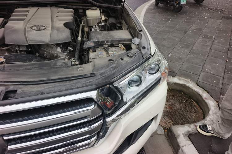 Used Toyota Land Cruiser 2016 4.0L GX 8-Seater U.S. Specification Engine Bay Left