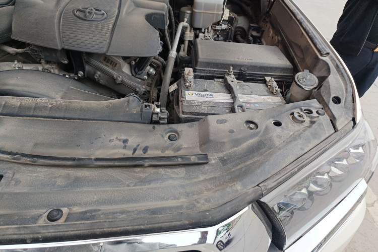 Used Toyota Land Cruiser 2016 4.0 GX-R Dual Fuel Dual Differential – Middle East Engine Bay Left