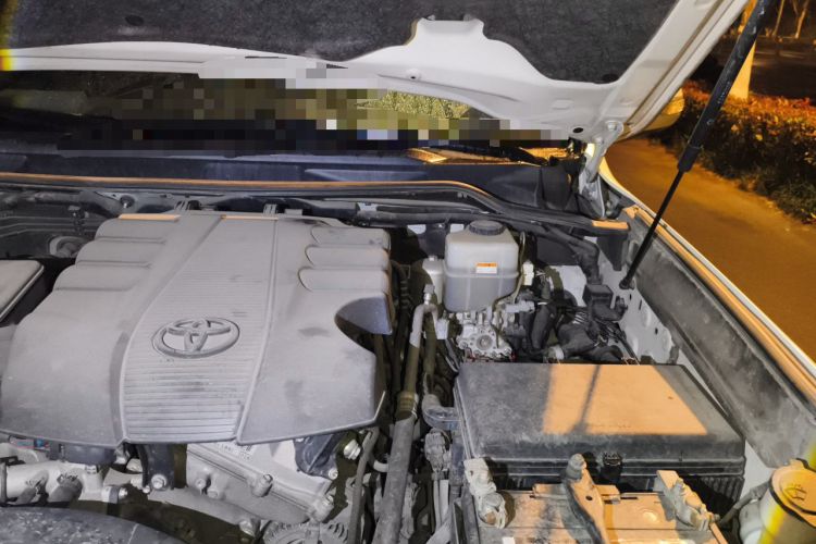 Used Toyota Land Cruiser 2016 4.0 GX-R Dual Fuel Dual Differential – Middle East Engine Bay Left
