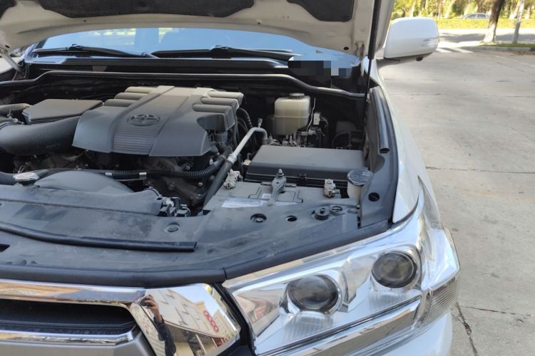 Used Toyota Land Cruiser 2016 4.0L GX-R Eight-Cylinder Dual Differential – Middle East Engine Bay Left