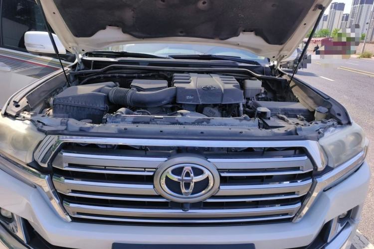 Used Toyota Land Cruiser  Engine Bay