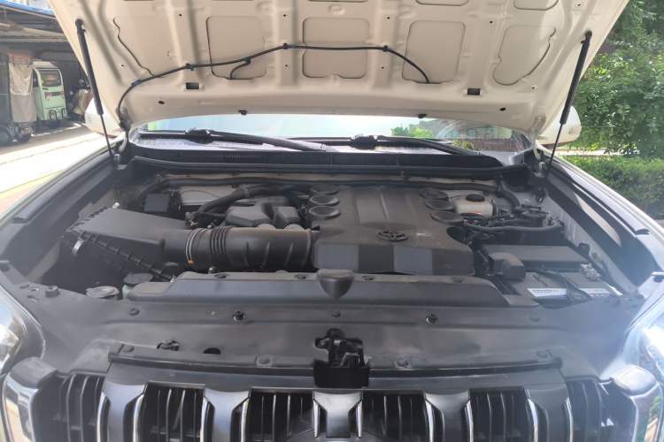 Used Toyota Land Cruiser  Engine Bay