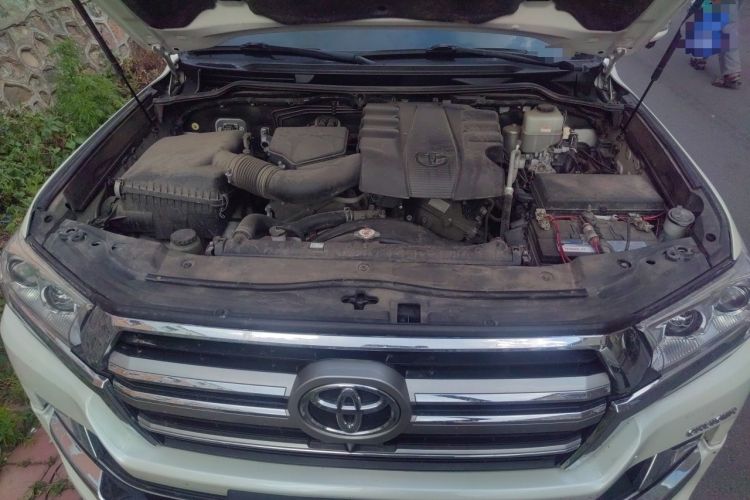 Used Toyota Land Cruiser  Engine Bay