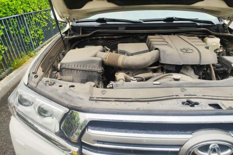 Used Toyota Land Cruiser 2016 4.0L Gasoline 8-Seater Middle East Version Engine Bay Right