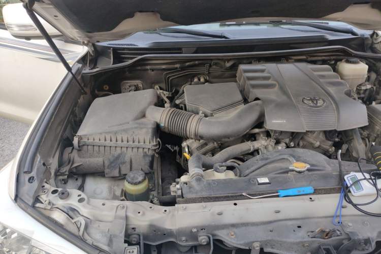 Used Toyota Land Cruiser 2016 4.0L GX 5-Seater U.S. Specification Engine Bay Right