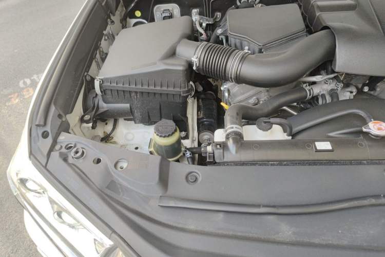 Used Toyota Land Cruiser 2016 4.0L GX-R Dual Differential – Middle East Engine Bay Right