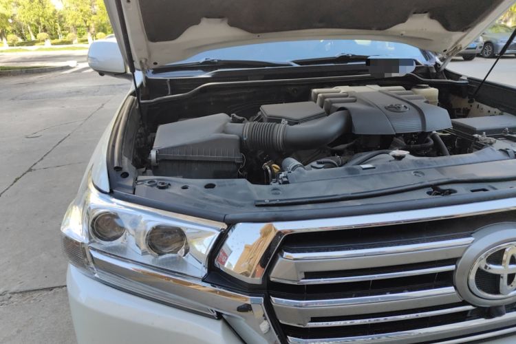 Used Toyota Land Cruiser 2016 4.0L GX-R Eight-Cylinder Dual Differential – Middle East Engine Bay Right