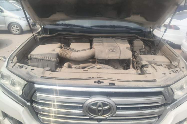 Used Toyota Land Cruiser 2016 4.0 GX-R Dual Fuel Dual Differential – Middle East Engine Bay