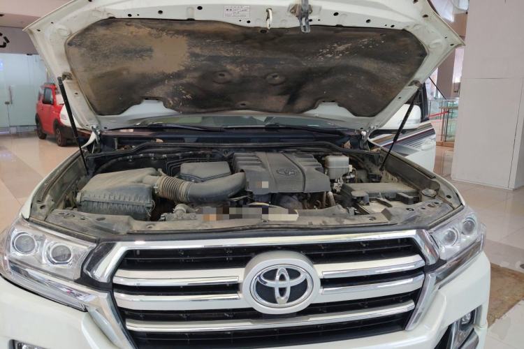 Used Toyota Land Cruiser  Engine Bay