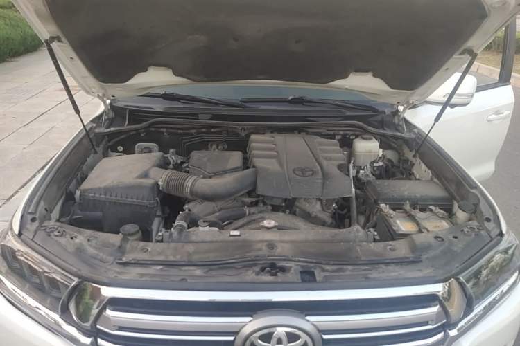 Used Toyota Land Cruiser 2016 4.0 GX-R Dual Fuel Dual Differential – Middle East Engine Bay