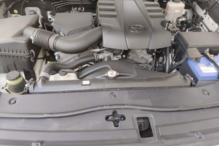 Used Toyota Land Cruiser 2016 4.0L GX-R Dual Differential – Middle East Engine Bay