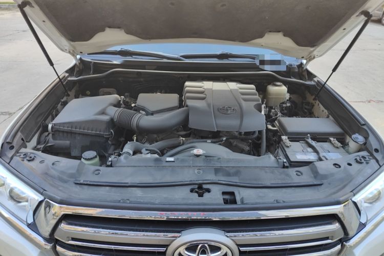 Used Toyota Land Cruiser 2016 4.0L GX-R Eight-Cylinder Dual Differential – Middle East Engine Bay
