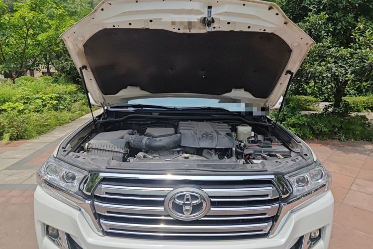 Used Toyota Land Cruiser  Engine Bay
