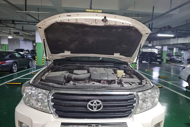 Used Toyota Land Cruiser 2016 4.0L Automatic VX-R Engine Bay