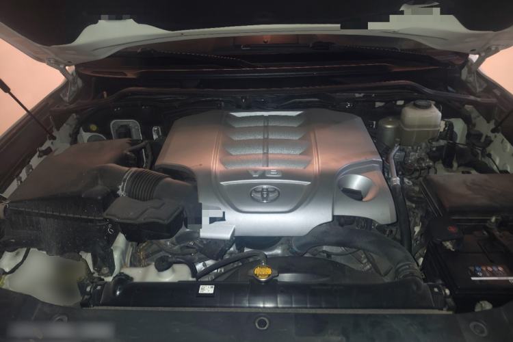 Used Toyota Land Cruiser 2016 5.7L Automatic/Manual Transmission EX-R Middle East Engine Bay