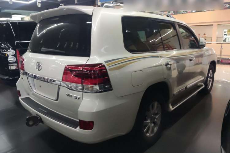 Used Toyota Land Cruiser 2016 5.7L Automatic/Manual Transmission EX-R Middle East Exterior 3