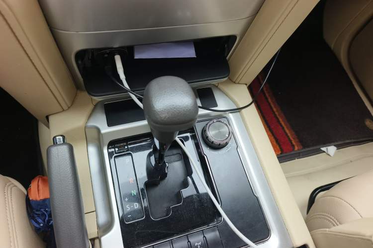 Used Toyota Land Cruiser 2016 4.0L GX 8-Seater U.S. Specification Gear Lever