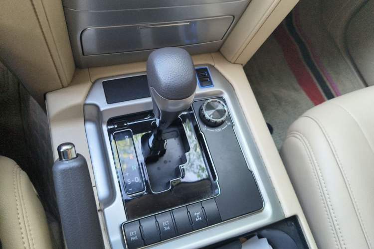 Used Toyota Land Cruiser 2016 4.0L Gasoline 8-Seater Middle East Version Gear Lever